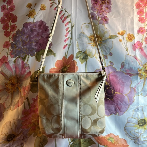 Coach Gold Crossboby - Picture 12 of 12